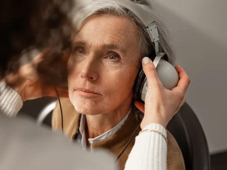 Cliente Zelger durante un test dell’udito gratuito