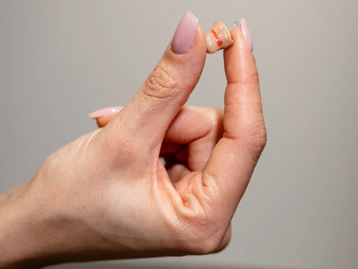 Nahezu unsichtbare Hörgeräte der neuesten Generation in Nahaufnahme