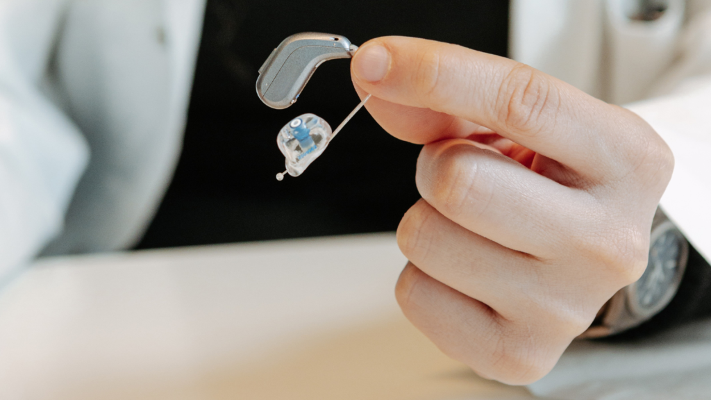 Apparecchio acustico di ultima generazione utilizzato per compensare il calo dell’udito