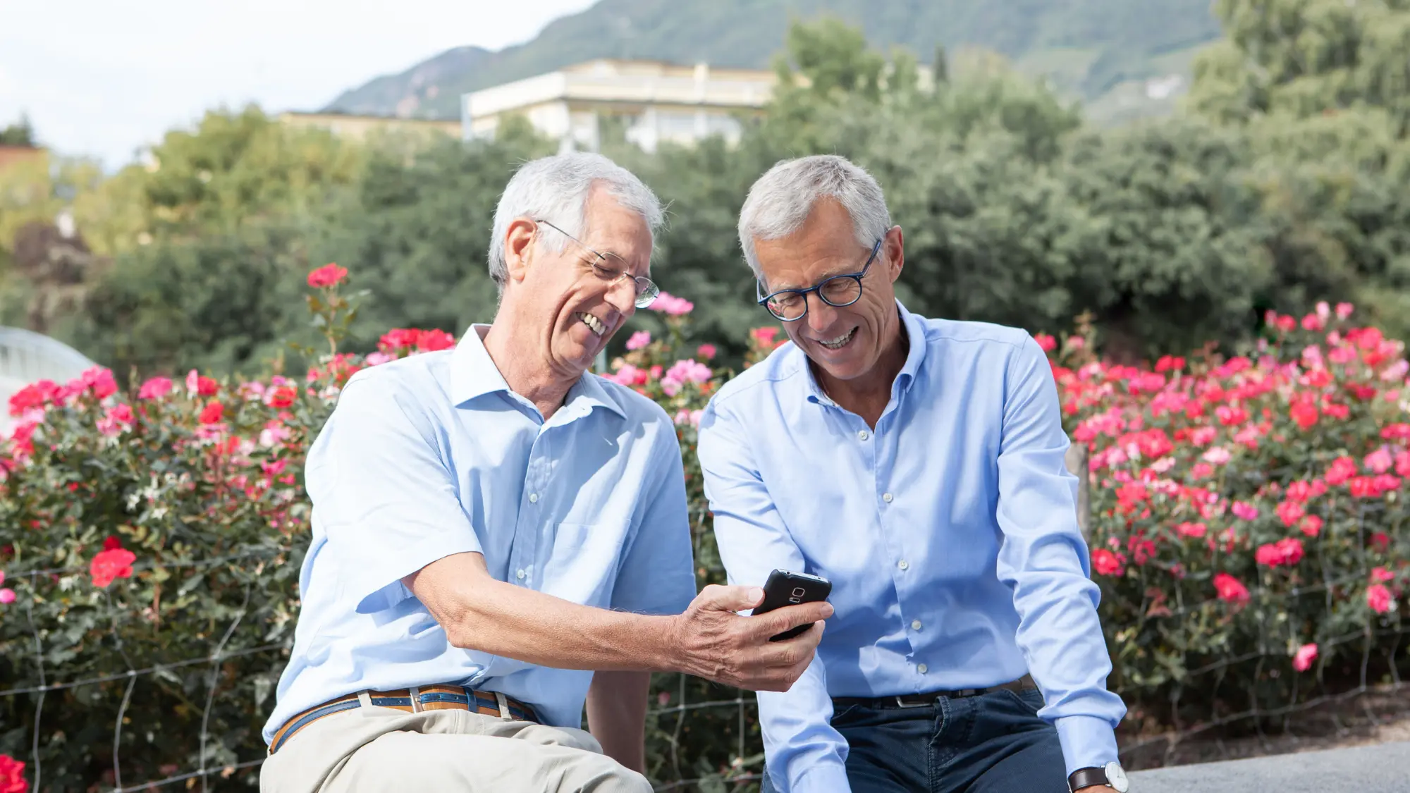 Benefici degli apparecchi acustici nella vita quotidiana durante momenti di condivisione tra amici